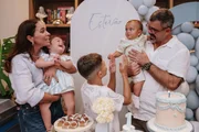 Letícia e Juliano Cazarré com os filhos