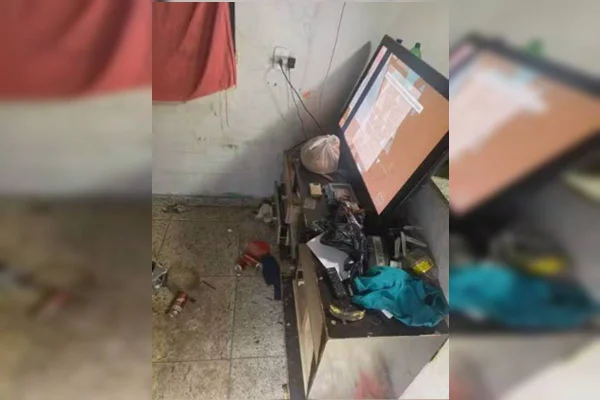 Irmãos são deixados sem comida, água e cercados de sujeira há 4 dias
