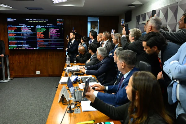 CPMI do INSS: veja como votaram parlamentares em sessão que rejeitou relatório
