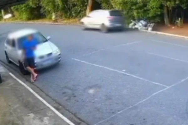 Imagem colorida de carro antes de atropelar idosa. Metrópoles