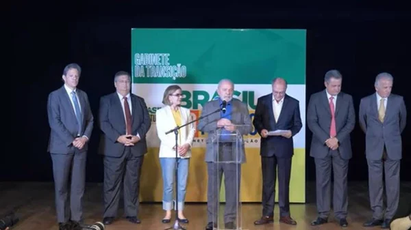 O presidente eleito Lula fala em coletiva de imprensa com membros da equipe de transição e apresenta alguns de seus ministros, no CCBB - Metrópoles