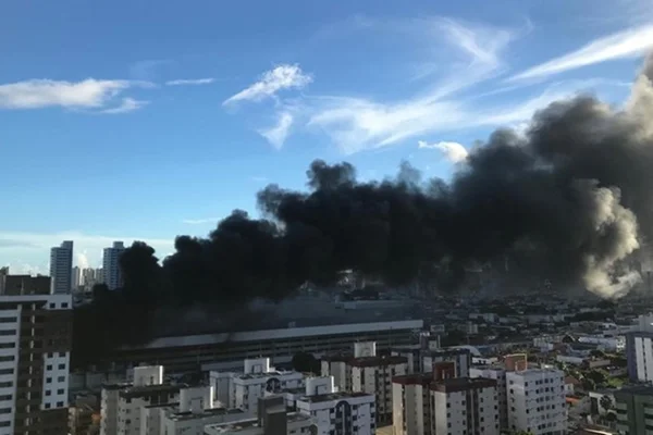 Vídeos: incêndio atinge Midway Mall, maior shopping de Natal (RN)