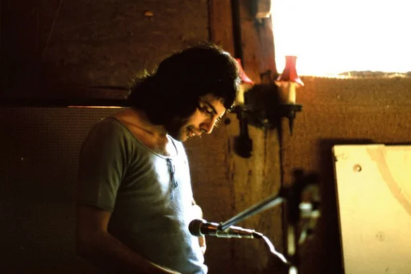 Brian May divulga fotos inéditas de Freddie Mercury e do Queen