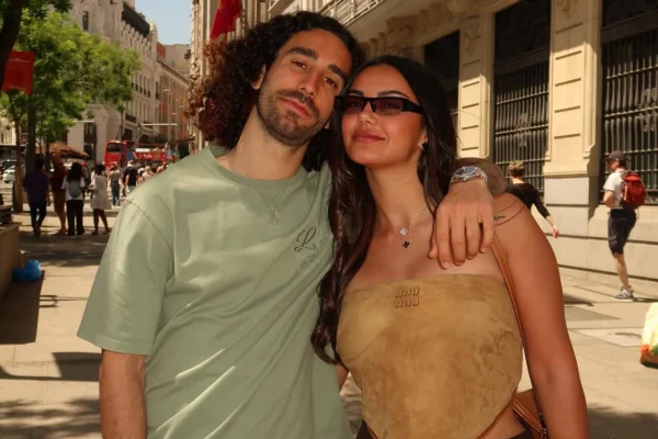 Foto colorida de Cucurella e Claudia Rodríguez - Metrópoles
