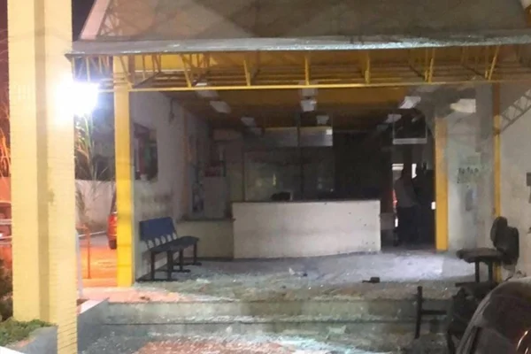 Vídeo: polícia procura criminosos que metralharam delegacia no Rio
