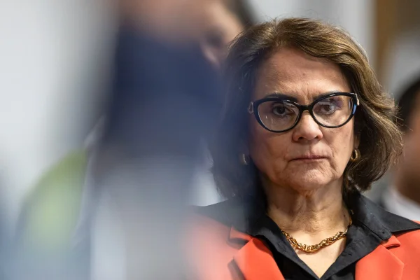 Damares pede vistoria em cela de Bolsonaro e faz comparação com Lula