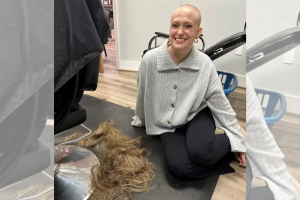Mulher careca sentada no chão ao lado de cabelo raspado - Metrópoles