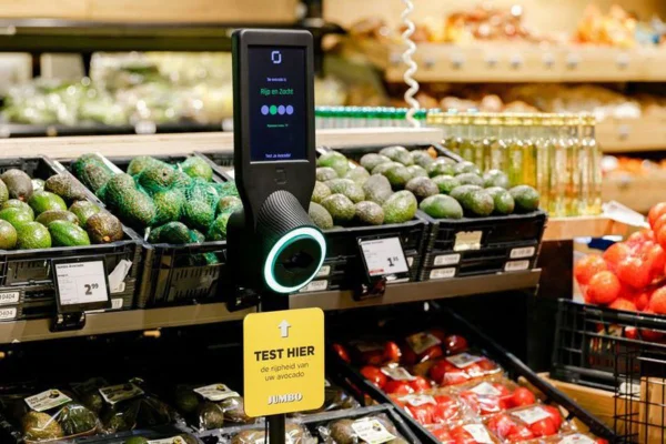 Scanner com abacates atrás em supermercado