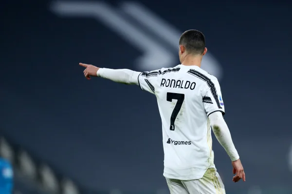 Juventus derrota Spezia e mantém sonho de vencer 10º Italiano seguido