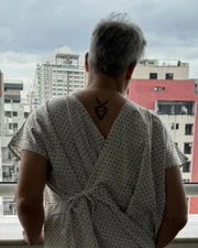 Otaviano Costa é clicado durante internação