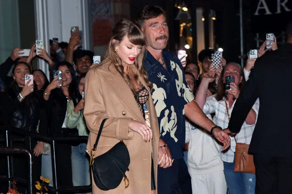 Taylor Swift com a Saddle Bag da Dior e Travis Kelce -