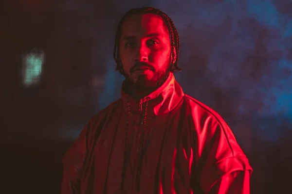Rashid lança single inspirado em Matrix e com críticas ao Brasil atual