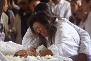 Regina Casé se emociona no velório de Preta Gil
