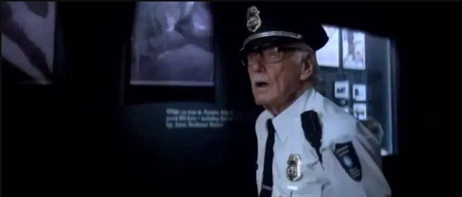 Capitão América 2: O Soldado Invernal (2014): Lee é um guarda de segurança que perde a roupa do Capitão América no filme de 2014 Capitão América 2: O Soldado Invernal (2014): Lee é um guarda de segurança que perde a roupa do Capitão América no filme de 2014