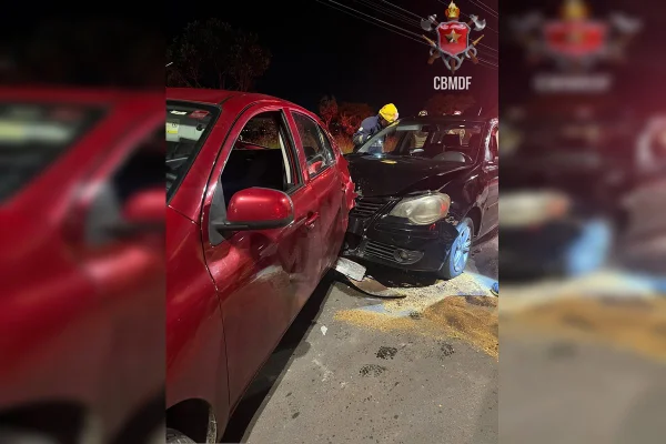 Foto colorida mostra Volkswagen Polo preto que bateu na traseira de Nissan March vermelho, à noite