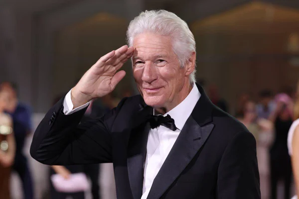 foto colorida de richard gere de terno - metrópoles