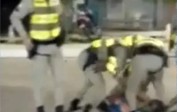 Imagem colorida de PMs agredindo estudante na Bahia - Metrópoles