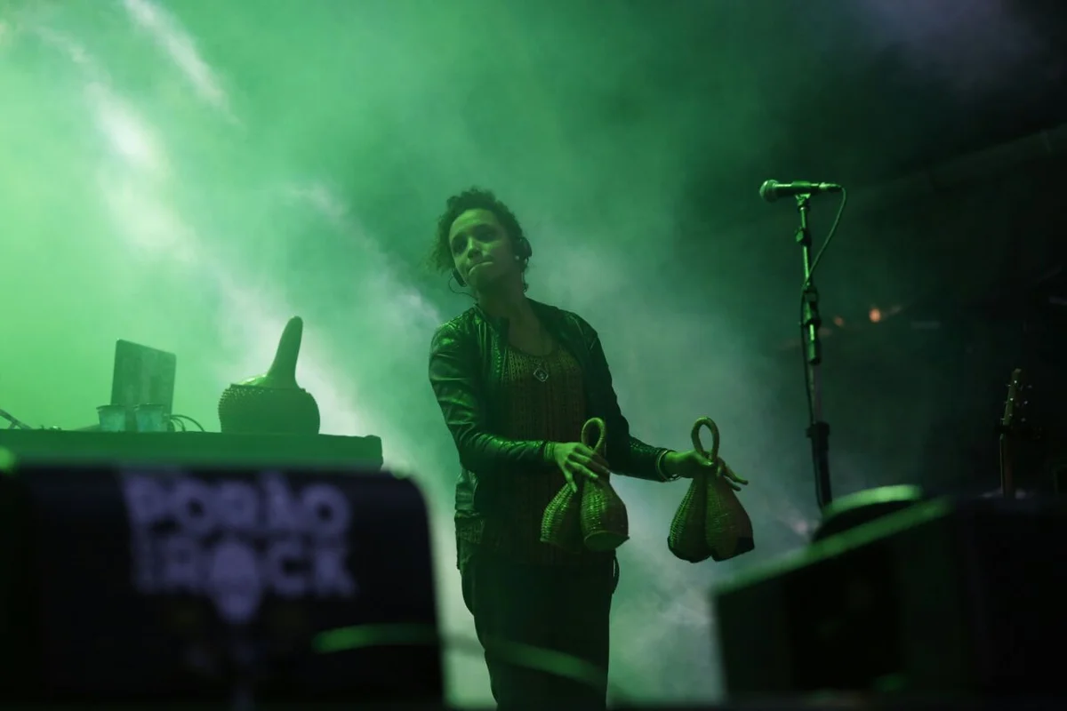 Emicida trouxe para o show sua marcante seção de percussionistas: hip-hop com muito batuque e suingue Emicida trouxe para o show sua marcante seção de percussionistas: hip-hop com muito batuque e suingue