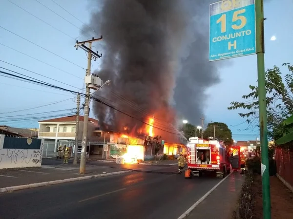 Famílias pedem ajuda após terem casas destruídas em incêndio no DF