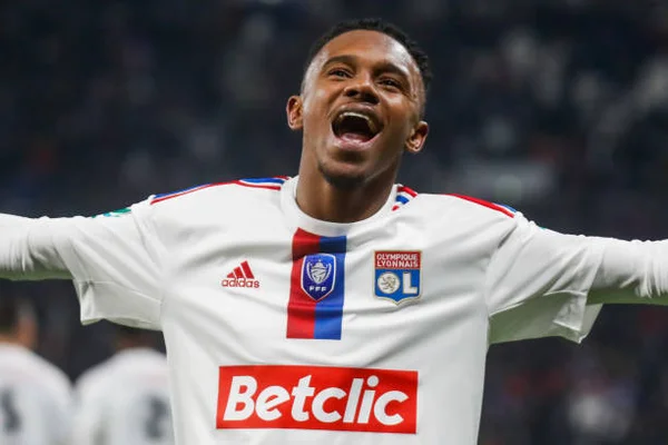 Brazuca do Lyon diz ao L’Equipe que jogava bola entre cachorros mortos