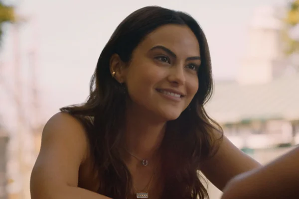 Foto colorida da atriz Camila Mendes - Metrópoles