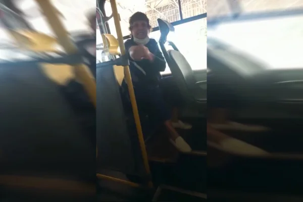 idosa sentada dentro de ônibus