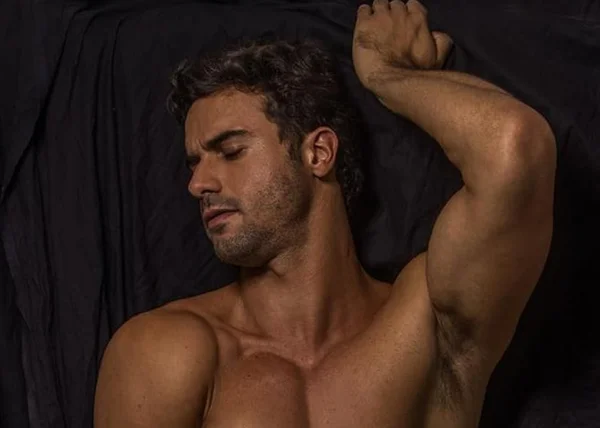 Fotos. Personal trainer de Vivi Guedes posa completamente pelado