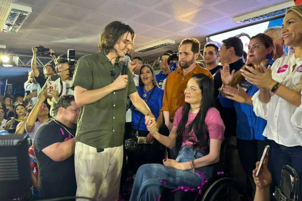 Foto colorida do pré-candidato a prefeitura de Manaus e deputado federal Amom Mandel e a vice na chapa Nancy Segadilha - Metrópoles