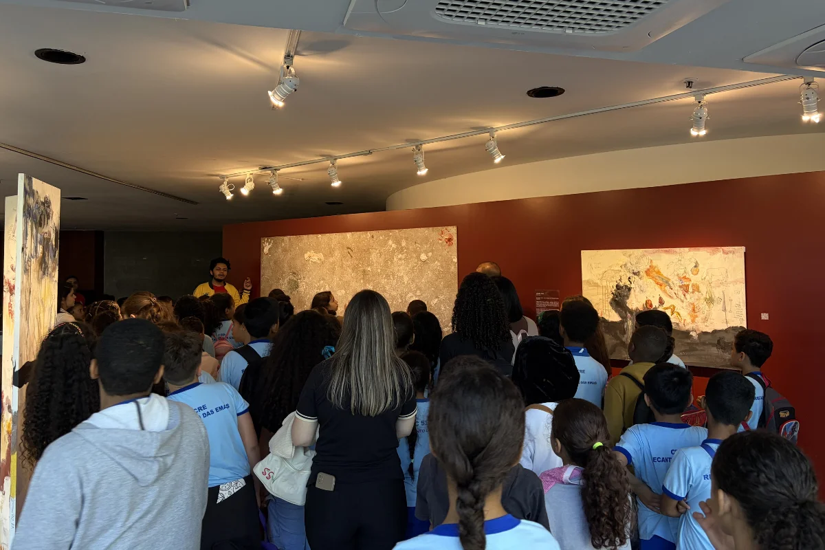 Alunos do Recanto das Emas se encantam com a exposição Constelações Contemporâneas Alunos do Recanto das Emas se encantam com a exposição Constelações Contemporâneas