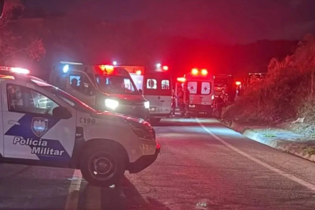 Acidente com ônibus de turismo deixa ao menos 9 mortos na BR-262, no ES