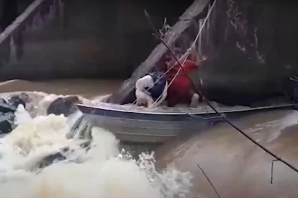Vídeo: barco vira e família é arrastada por correnteza durante pescaria