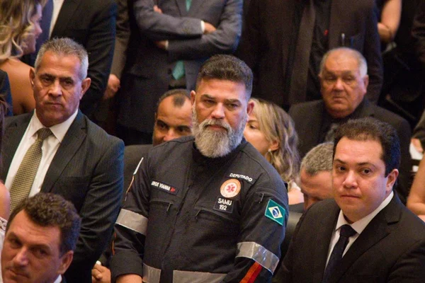 Com uniforme do Samu, deputado quebra protocolo em posse na CLDF
