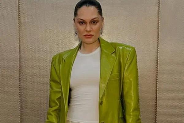 Jessie J anuncia pausa na carreira após diagnóstico de câncer de mama - Metrópoles