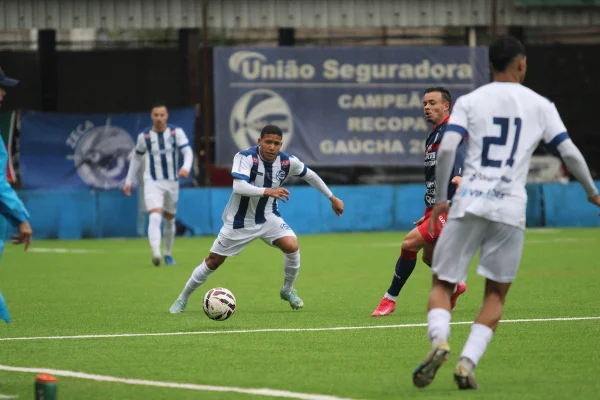 Jogadores de São José e Marcílio Dias disputam bola pelo Brasileirão Série D Will Bank
