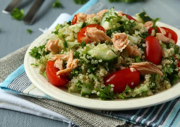 Salada de quinoa com atum e pepino