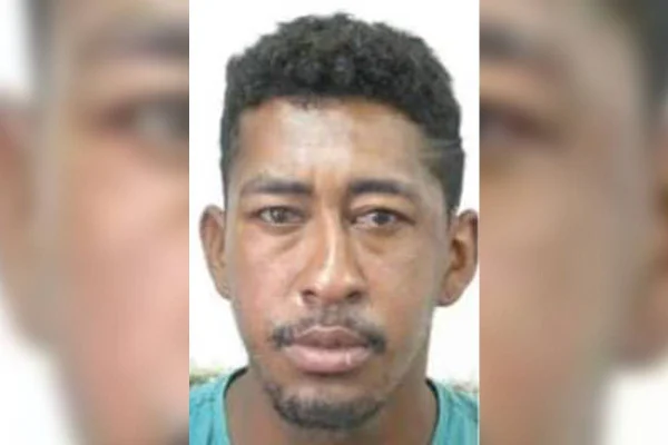 Homem negro de camisa azul - Metrópoles