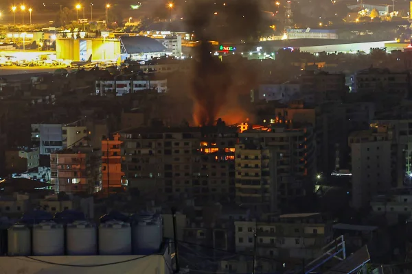 Imagem colorida de explosão em Daieh, Beirute, Líbano