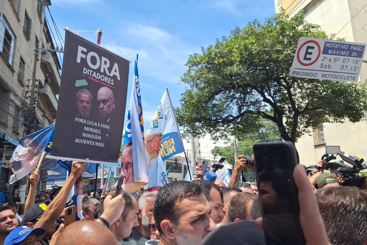 Participantes do ato levaram cartaz contra Alexandre de Moraes e Lula Participantes do ato levaram cartaz contra Alexandre de Moraes e Lula