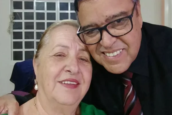 Justiça manda afastar secretário que vacinou “mulher da vida dele” em Goiás