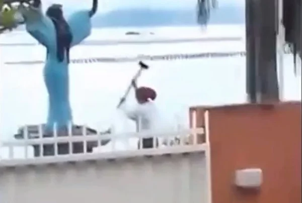 Estátua de Iemanjá é destruída a marretadas em Santa Catarina