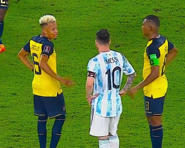 Jogador do Equador se empolga ao ganhar camisa de Messi. Veja