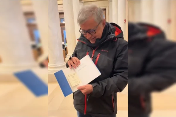 Professor da UnB se emociona ao ver livro dele em Harvard