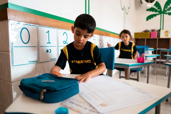 Aluno da Educação Infantil em sala de aula, no Colégio Objetivo DF - Metrópoles