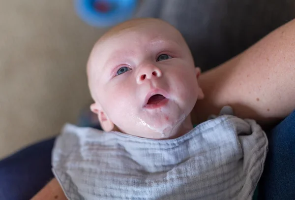 Refluxo em bebês: saiba o que é normal e quando ficar em alerta