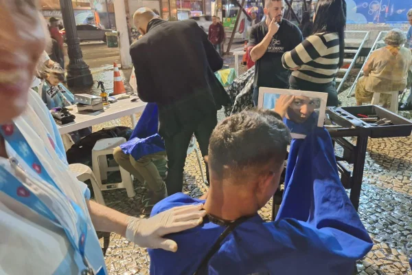 Imagem colorida mostra homem em situação de rua durante ação social no centro de São Paulo - Metrópoles