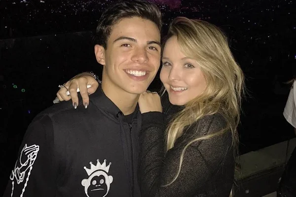 Foto colorida de Thomaz Costa e Larissa Manoela