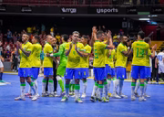 Jogadores brasileiros aplaudindo a torcida na Copa das Nações de Futsal