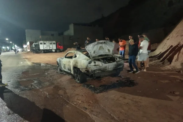 Incêndio destrói Camaro e assusta moradores em avenida de Timóteo (MG)