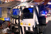 Caminhão da SP Regula invade bar no Sacomã
