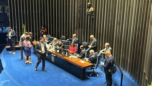 Senadores bolsonaristas ocuparam a mesa diretora do Senado em protesto contra a prisão do ex-presidente Jair Bolsonaro